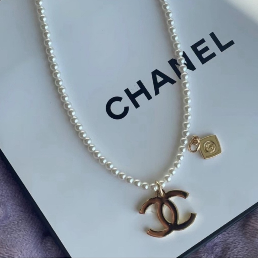 Chanel Gold Keychain Set Bag
NWT
Charm No 5 Bottle Chanel No 5
Double CC - Picture 4 of 6